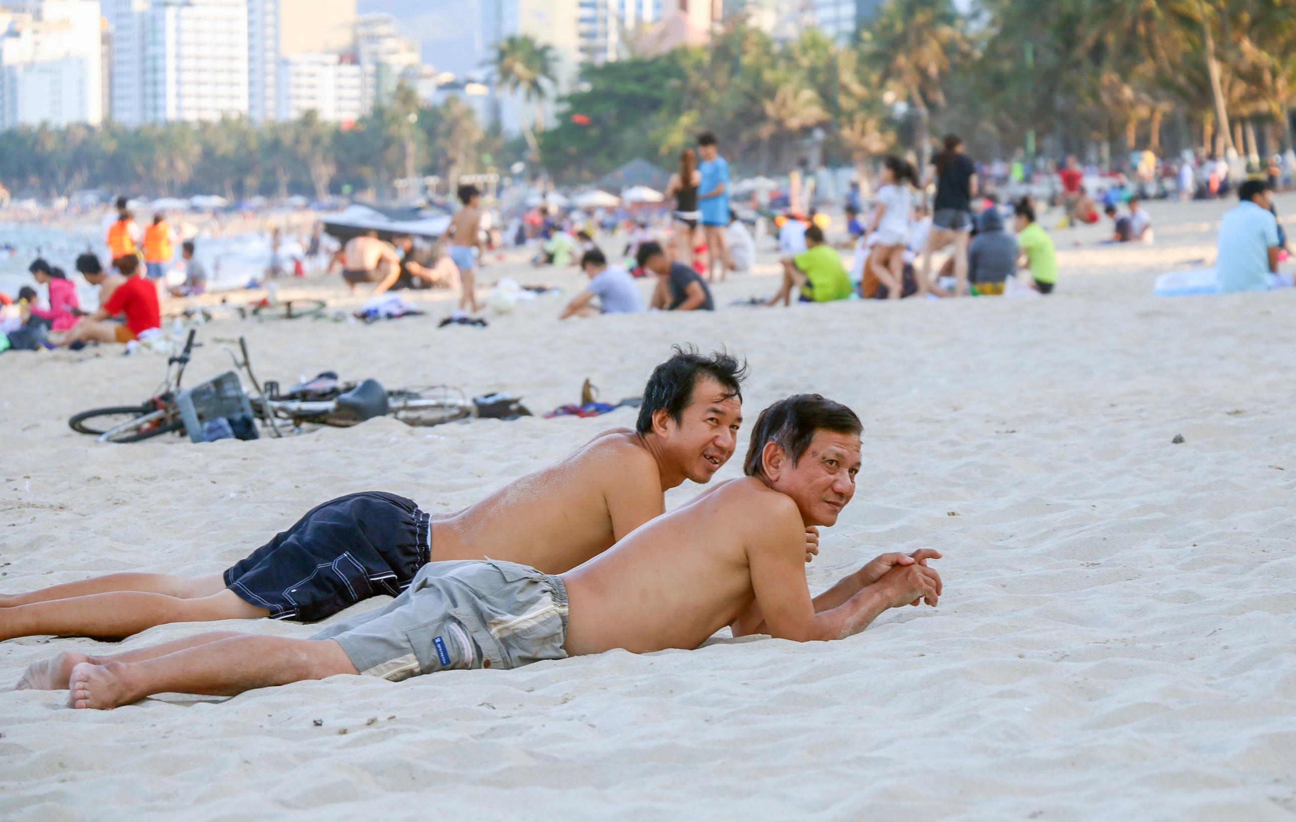 Hang nghin nguoi tam bien Nha Trang giua cao diem dich hinh anh