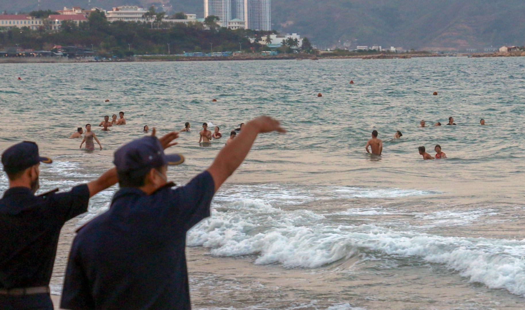 Nha Trang ra quan cuong che nguoi tam bien hinh anh