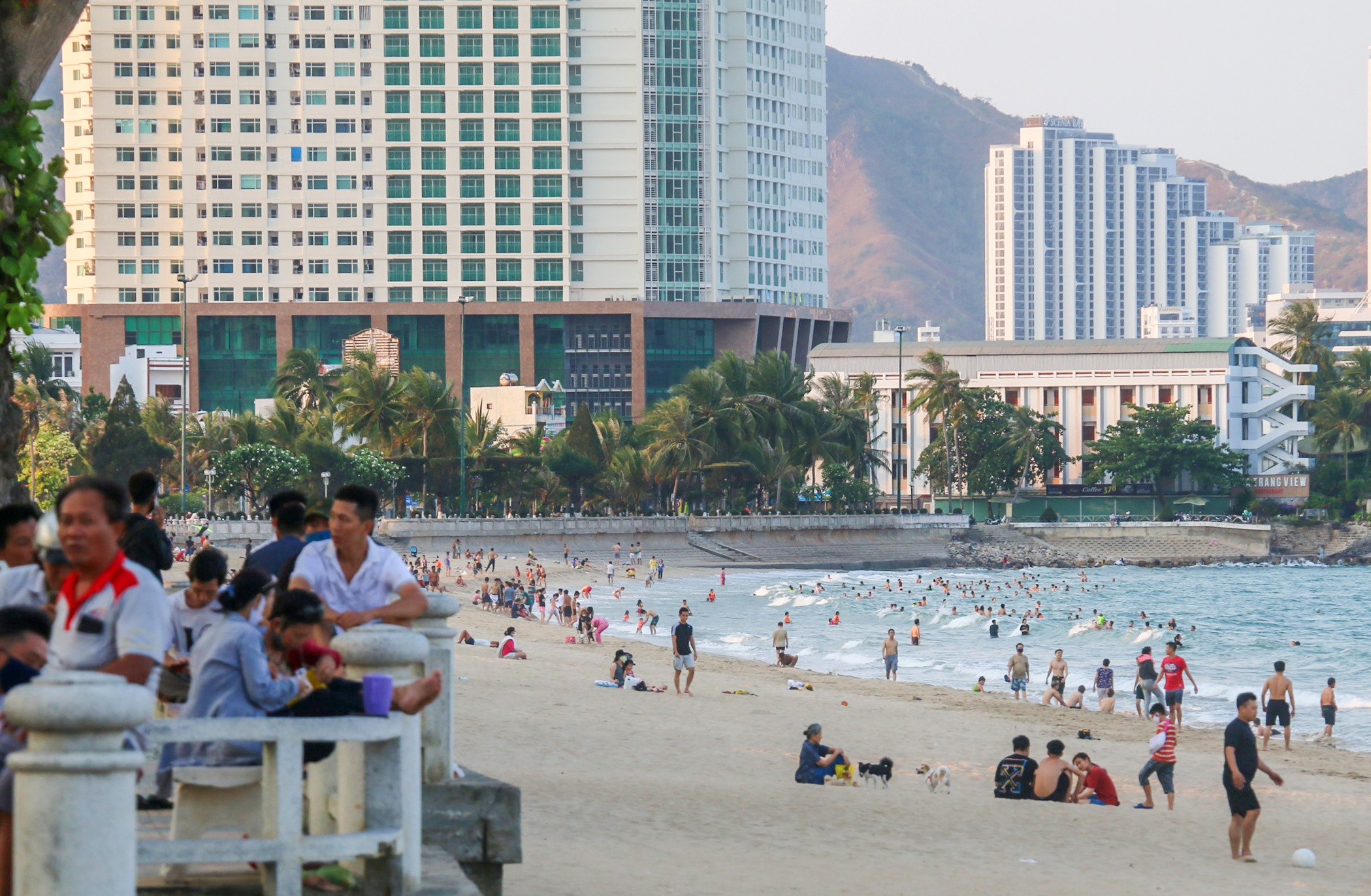 Bai bien Nha Trang dong nghit nguoi giua dich Covid-19 anh 1