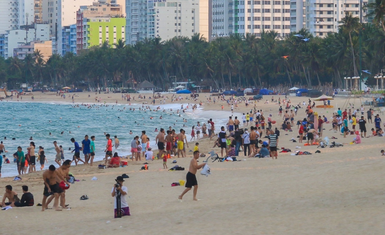 Bai bien Nha Trang dong nghit nguoi giua dich Covid-19 anh 2