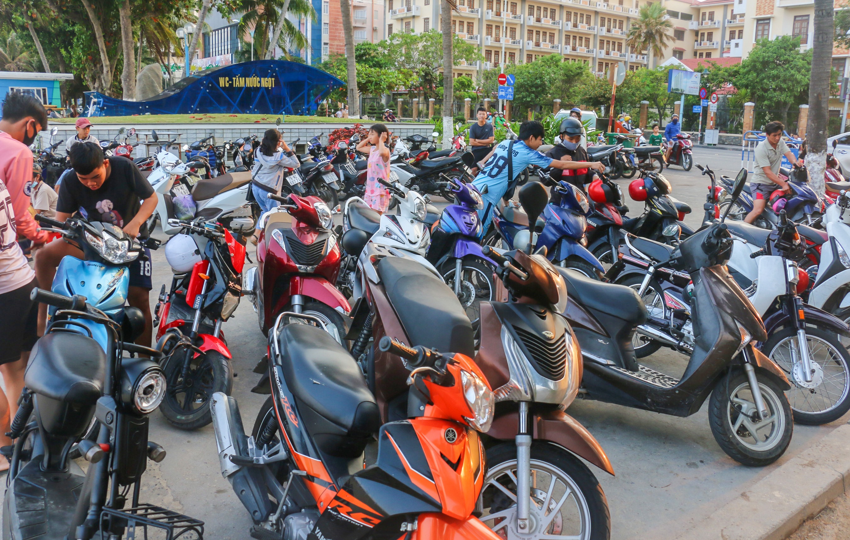 Bai bien Nha Trang dong nghit nguoi giua dich Covid-19 anh 3