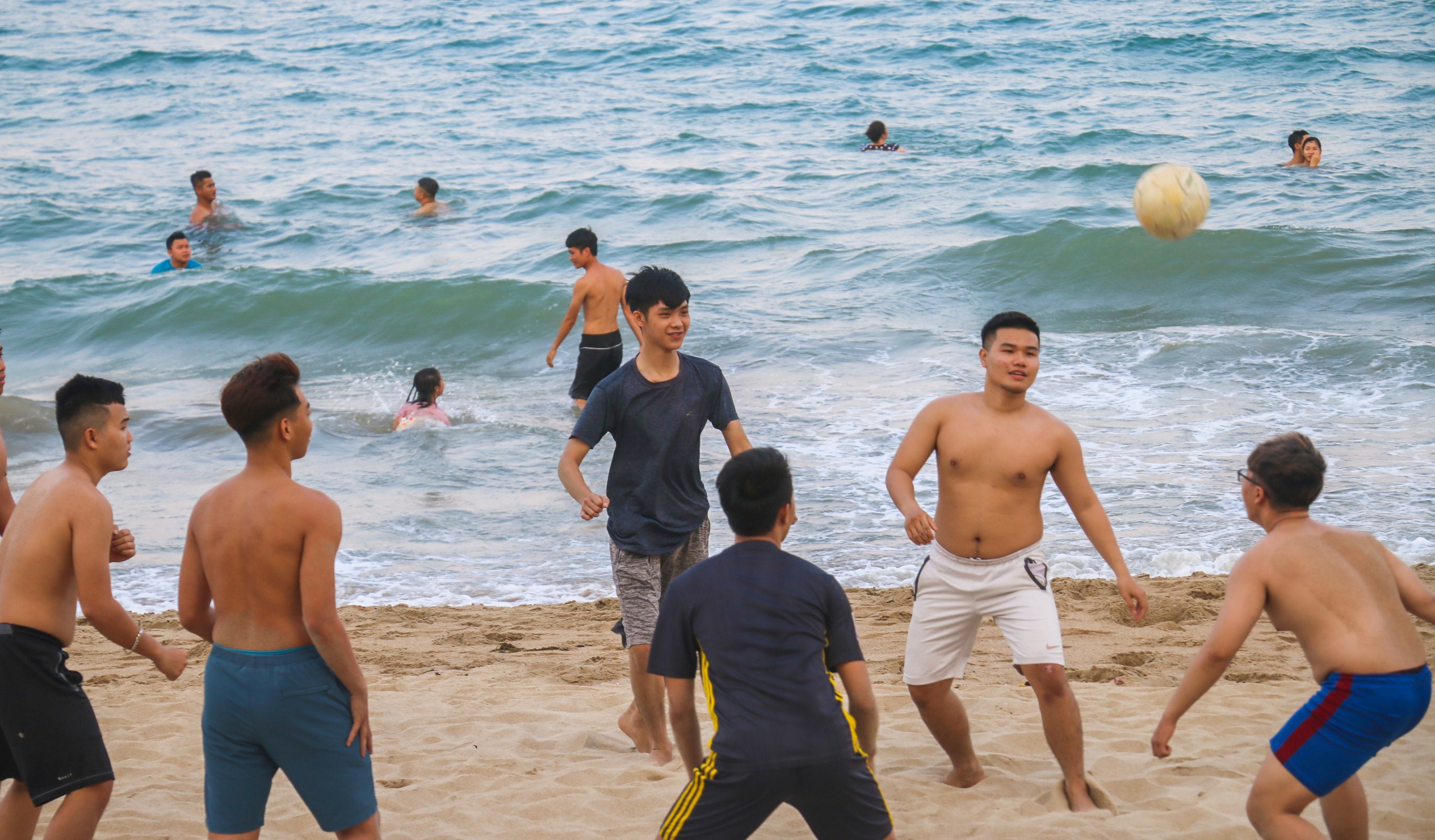 Nha Trang ngan nguoi dan tu tap tam bien giua cao diem dich Covid-19 hinh anh