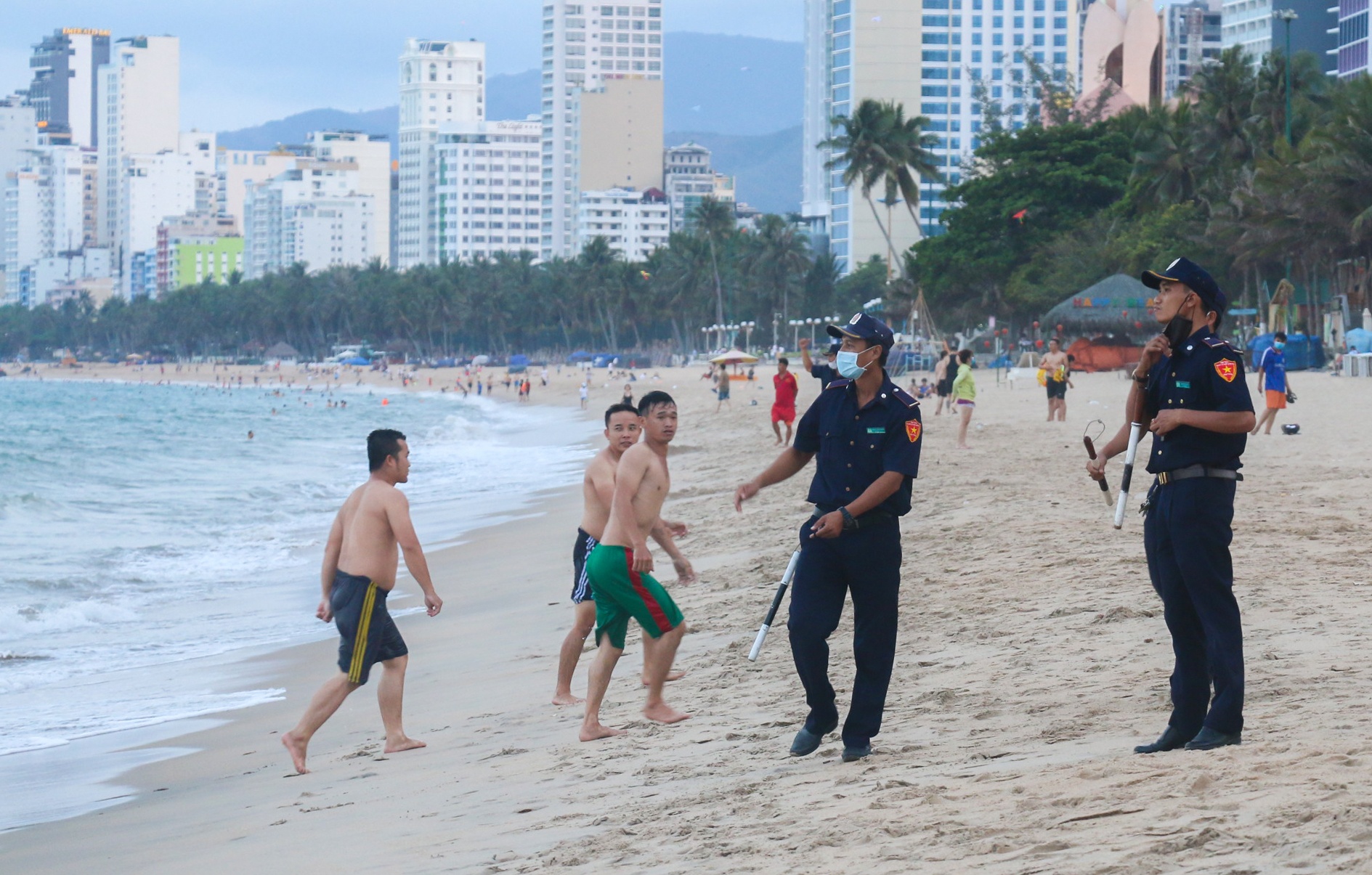 Bai bien Nha Trang dong nghit nguoi giua dich Covid-19 anh 6