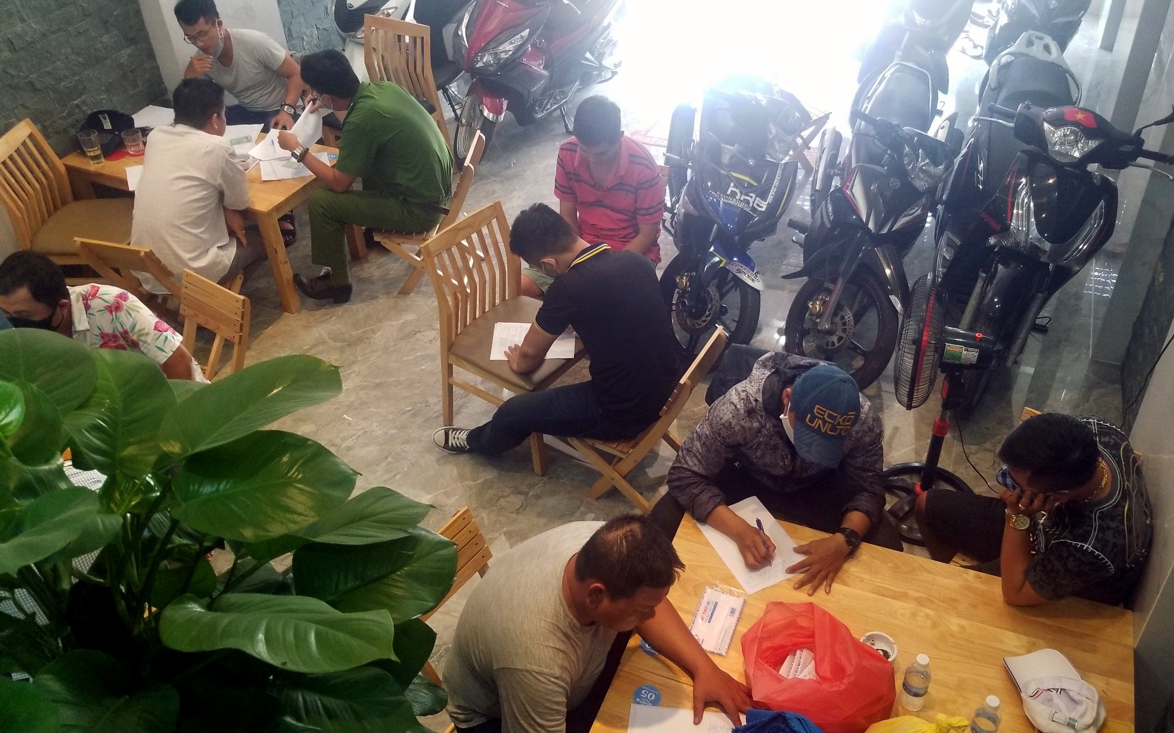 20 nguoi tu tap danh bac trong can nha 3 tang o Nha Trang hinh anh