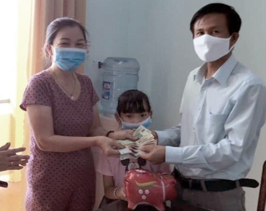 Be gai tang heo dat cho xa de phong chong dich Covid-19 hinh anh