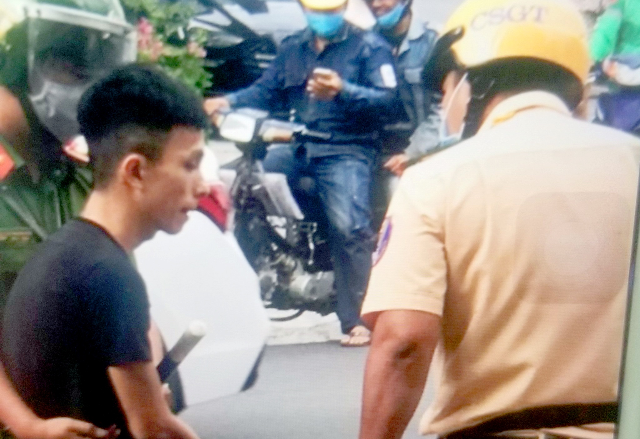 Truy tim thanh nien tong 2 canh sat bi thuong hinh anh