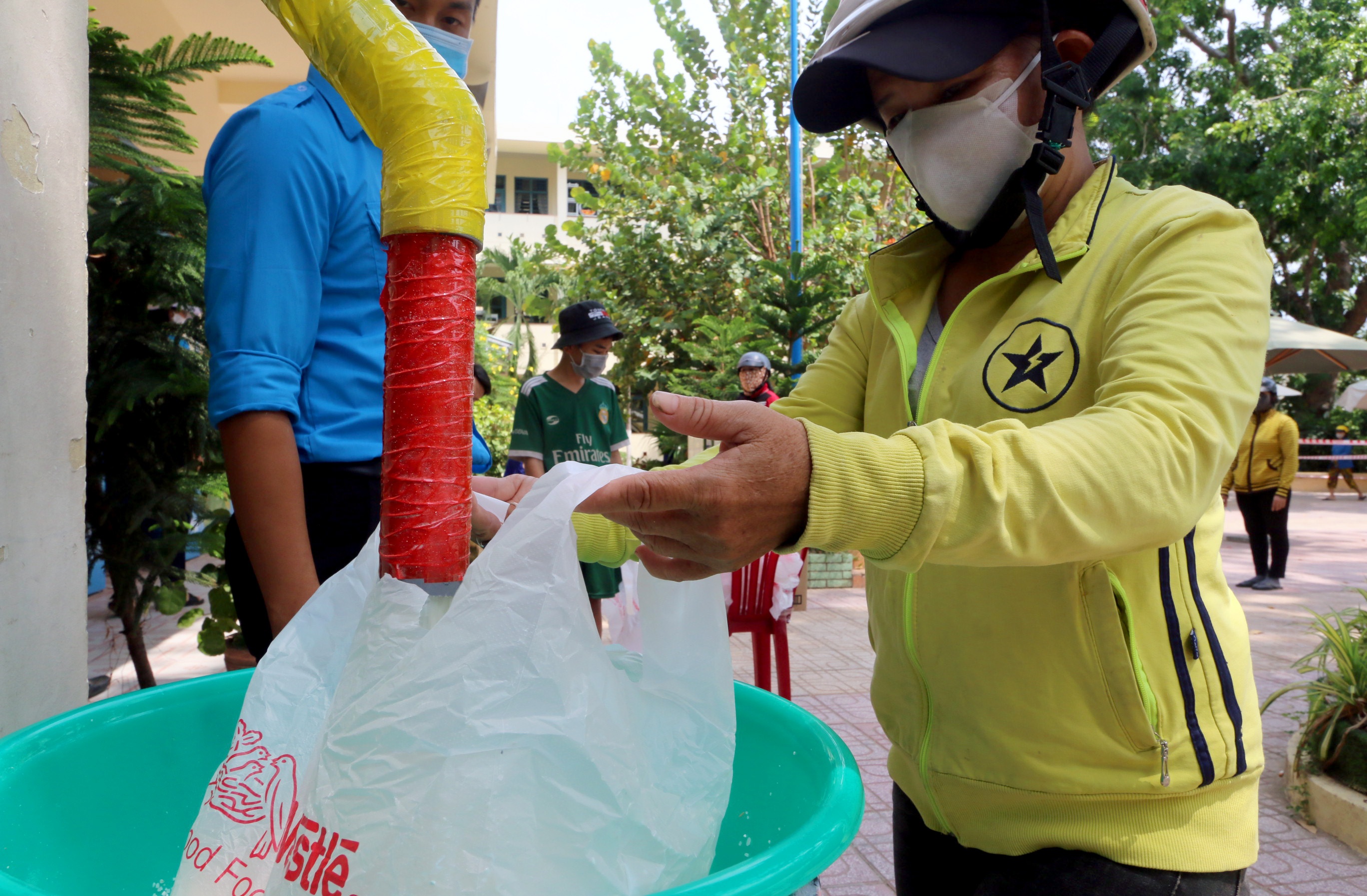 Nhieu cay 'ATM gao' ho tro nguoi ngheo o Nha Trang hinh anh