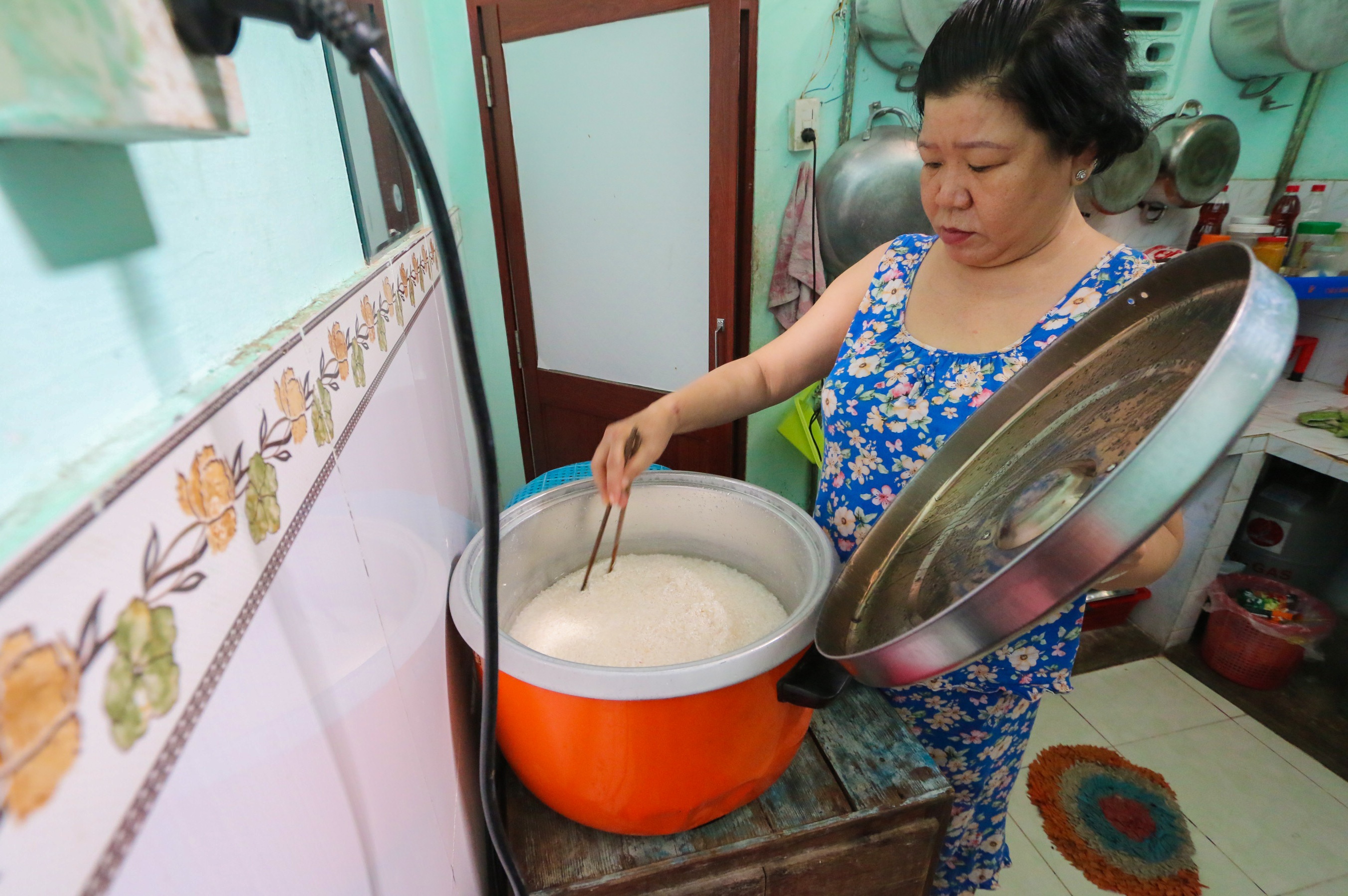 Nguoi phu nu nuoi hang chuc cong nhan that nghiep do dich Covid-19 hinh anh