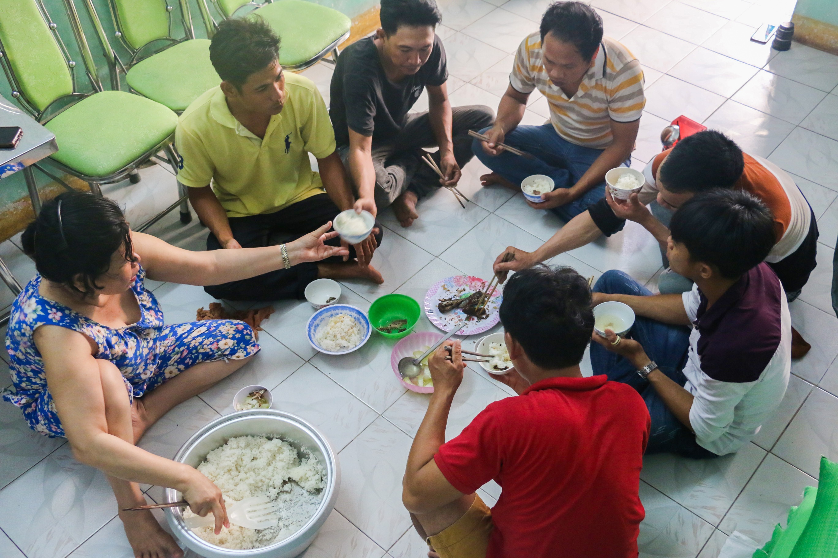 Bua com cua cong nhan mat viec vi dich Covid-19 hinh anh