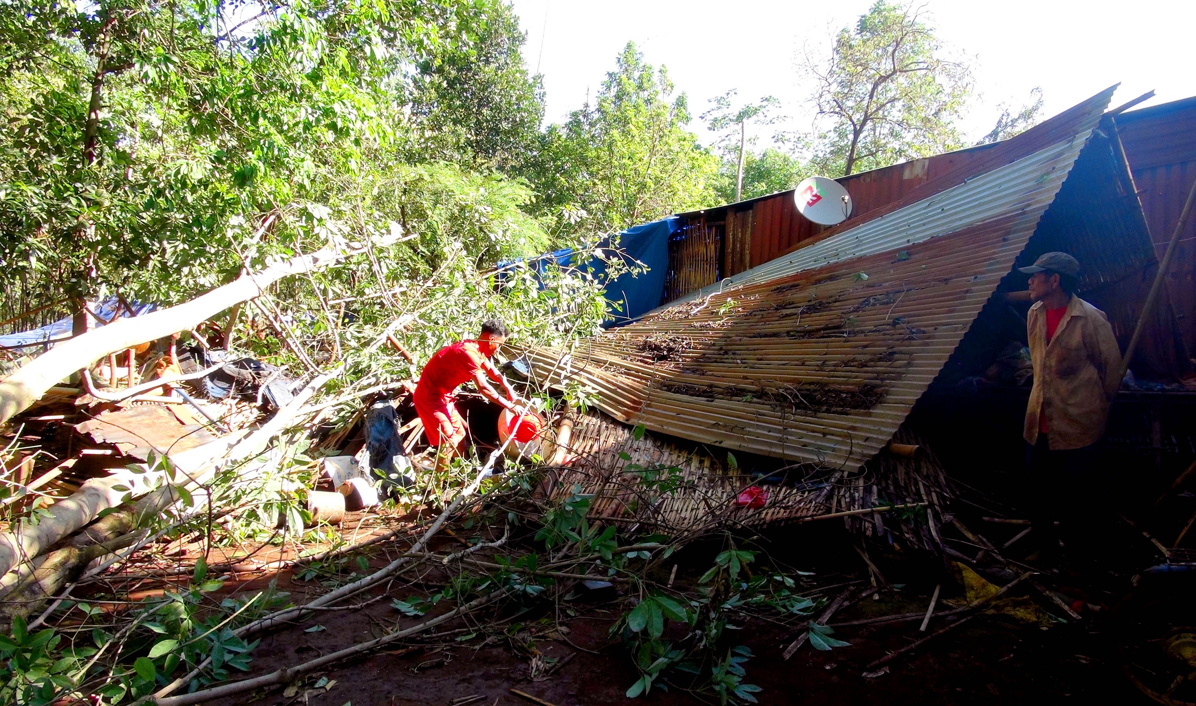 Loc xoay lam toc mai gan 20 ngoi nha o Binh Phuoc hinh anh