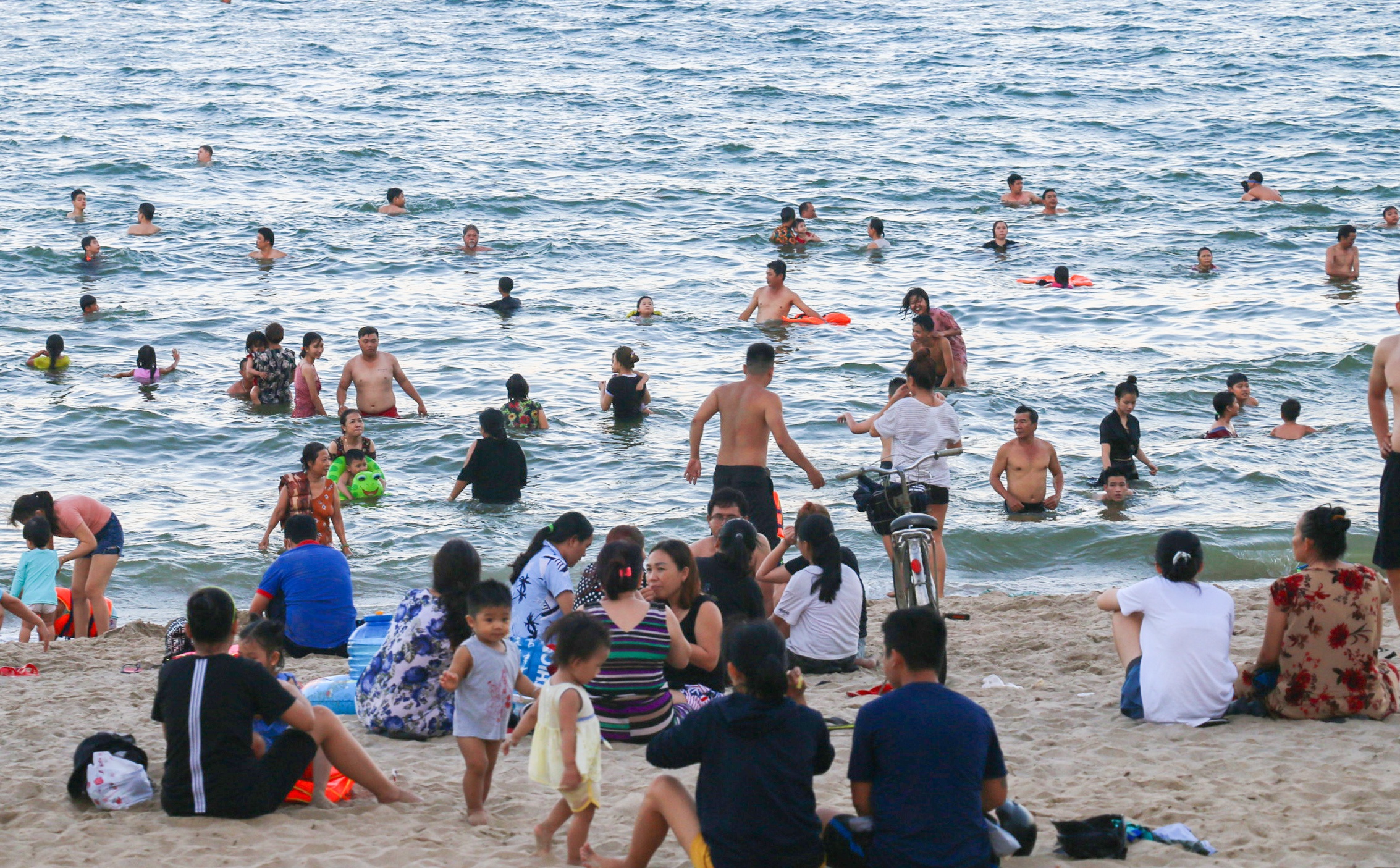 Bien Nha Trang ken kin nguoi tam anh 8