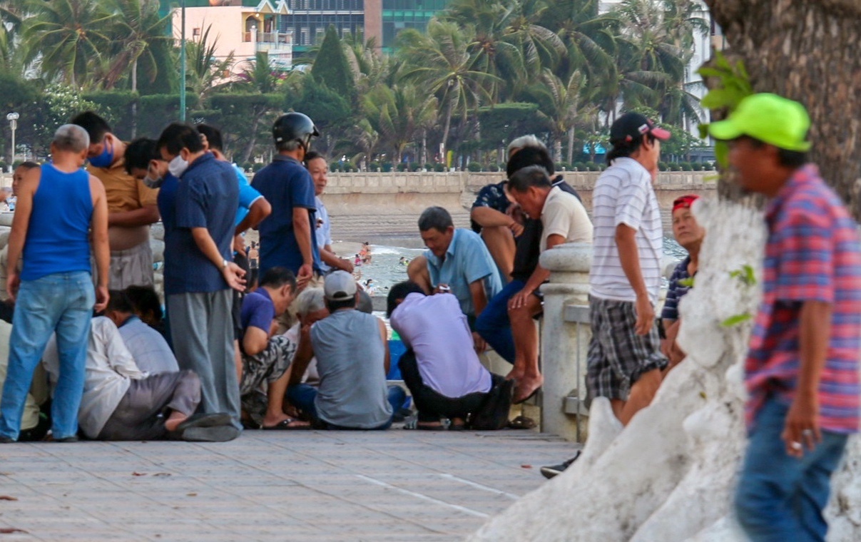 Bien Nha Trang ken kin nguoi tam anh 9
