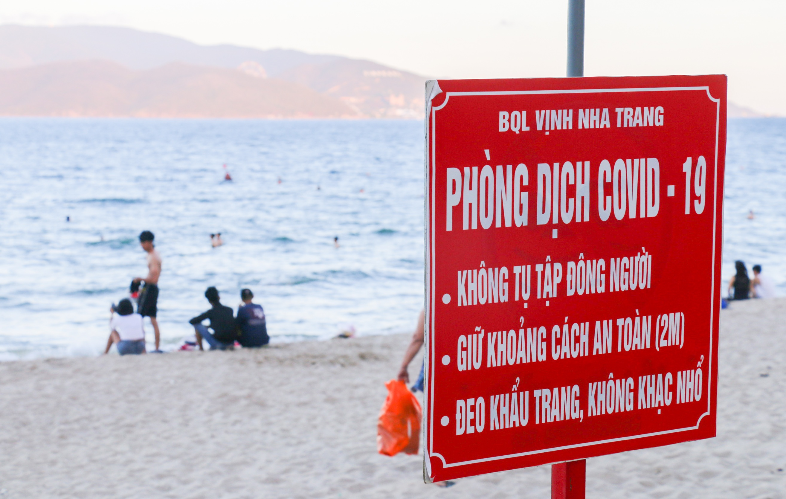 Khanh Hoa dong cua quan bar anh 1