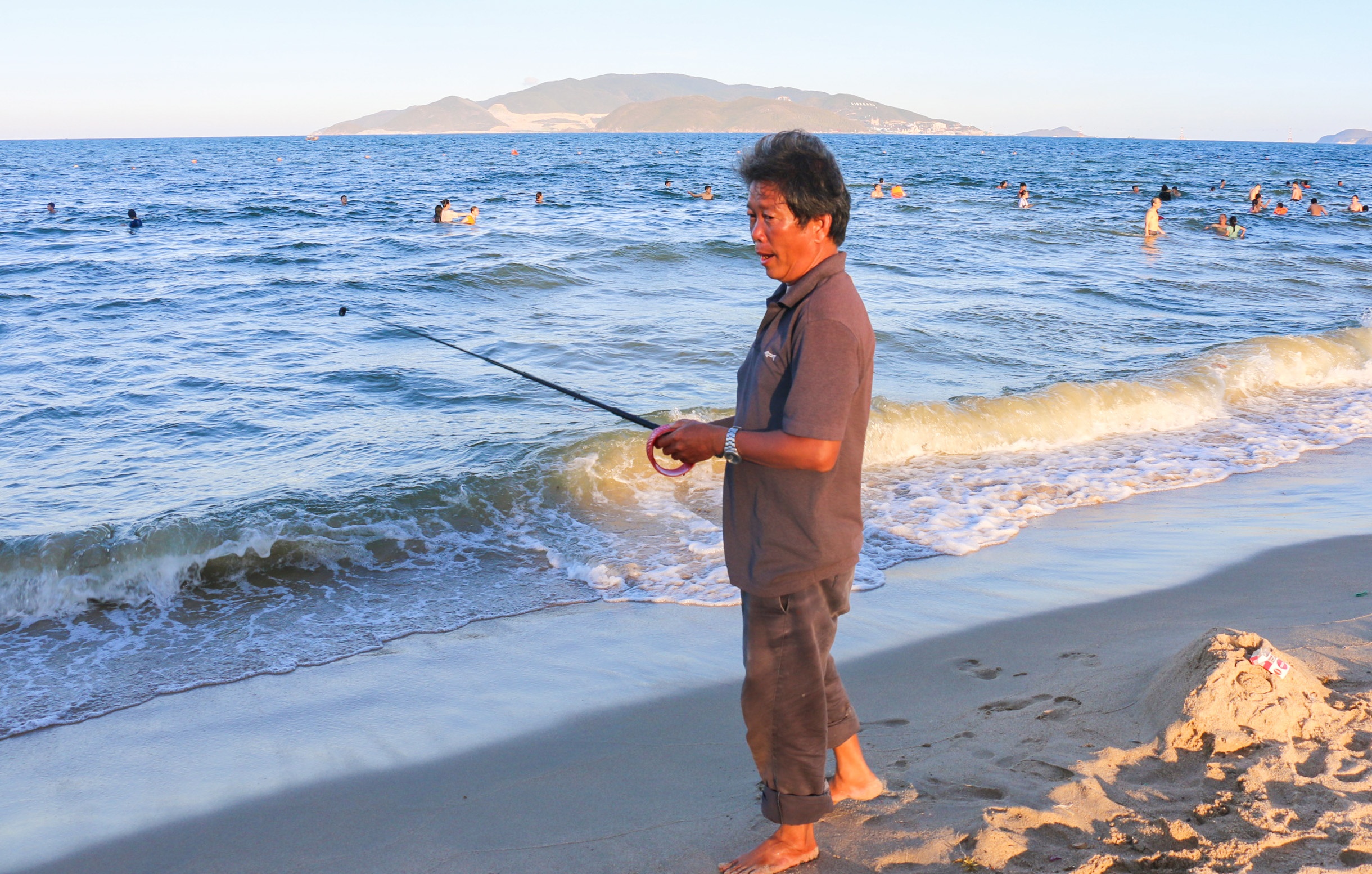 Bien Nha Trang ken kin nguoi tam anh 3