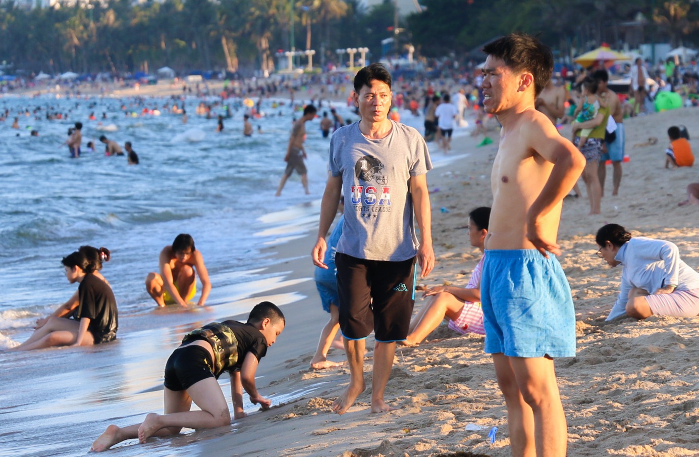 Bien Nha Trang ken kin nguoi tam anh 5