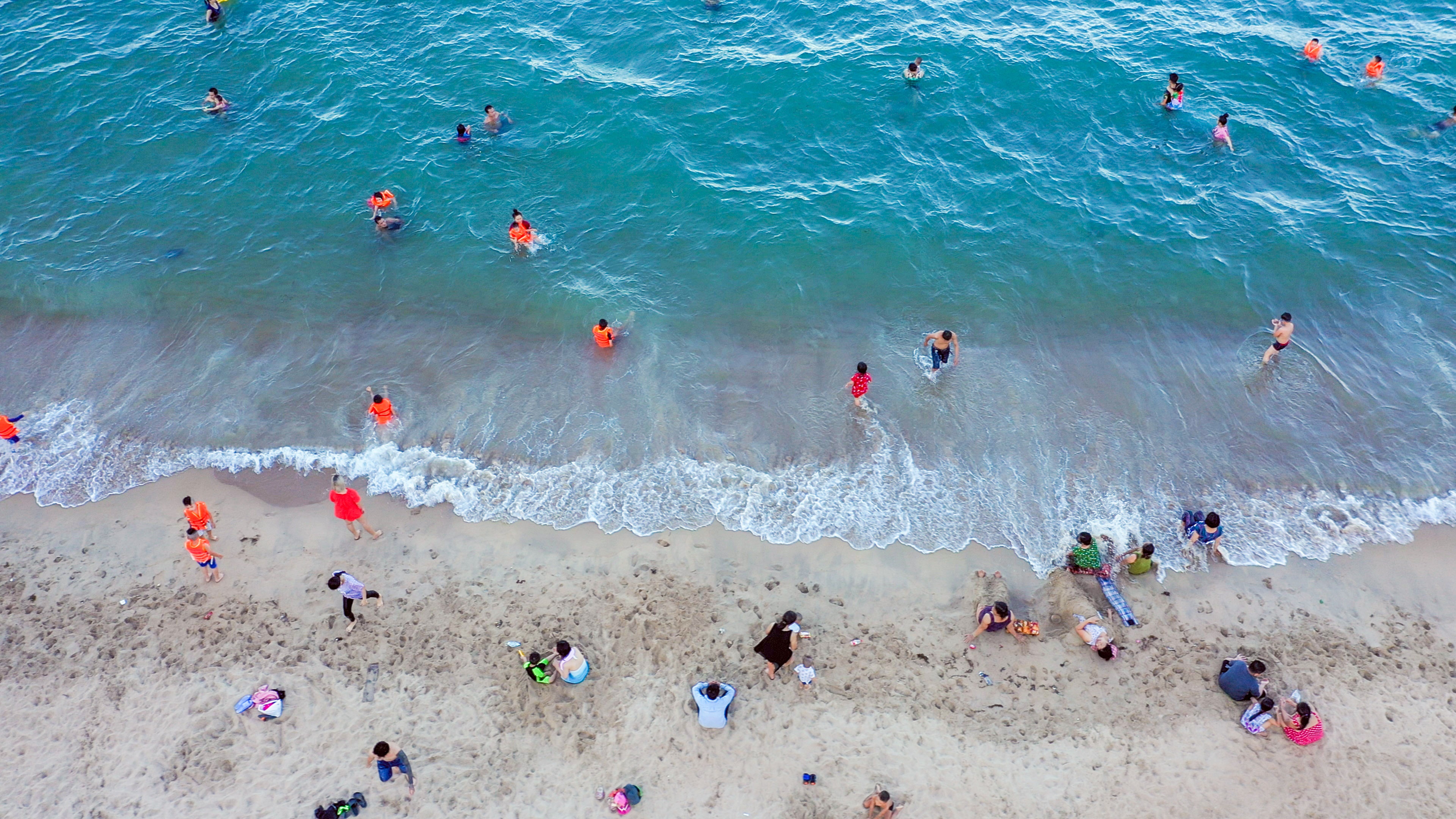 Bien Nha Trang ken kin nguoi tam anh 2