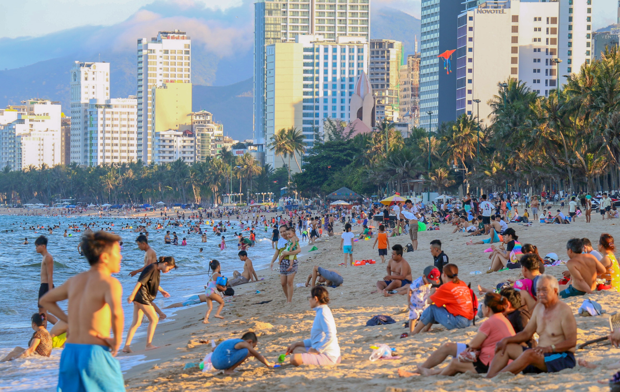 Bien Nha Trang ken kin nguoi tam anh 4