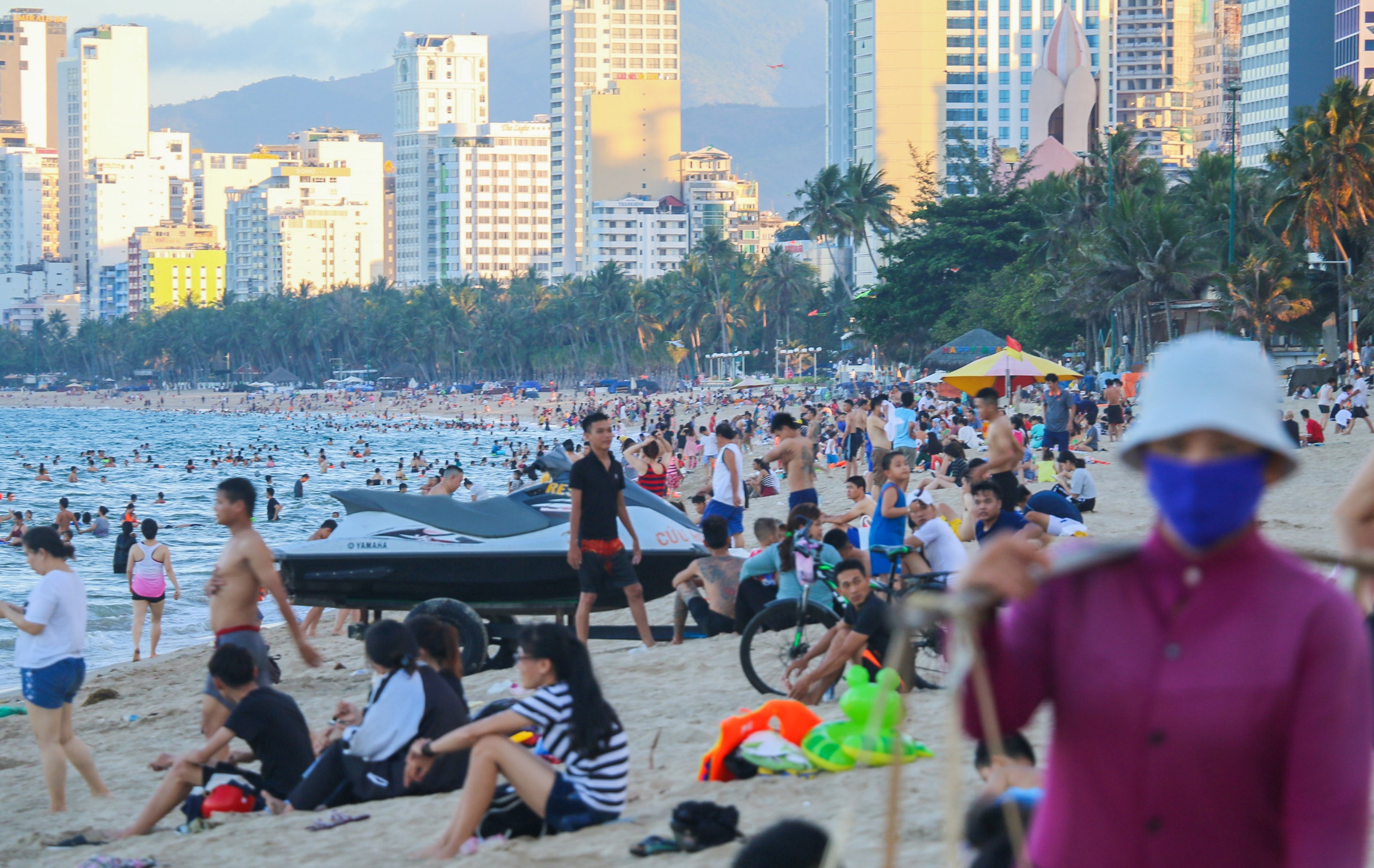Chen chan tam, cau ca tren bai bien Nha Trang ngay dau do lenh cam hinh anh