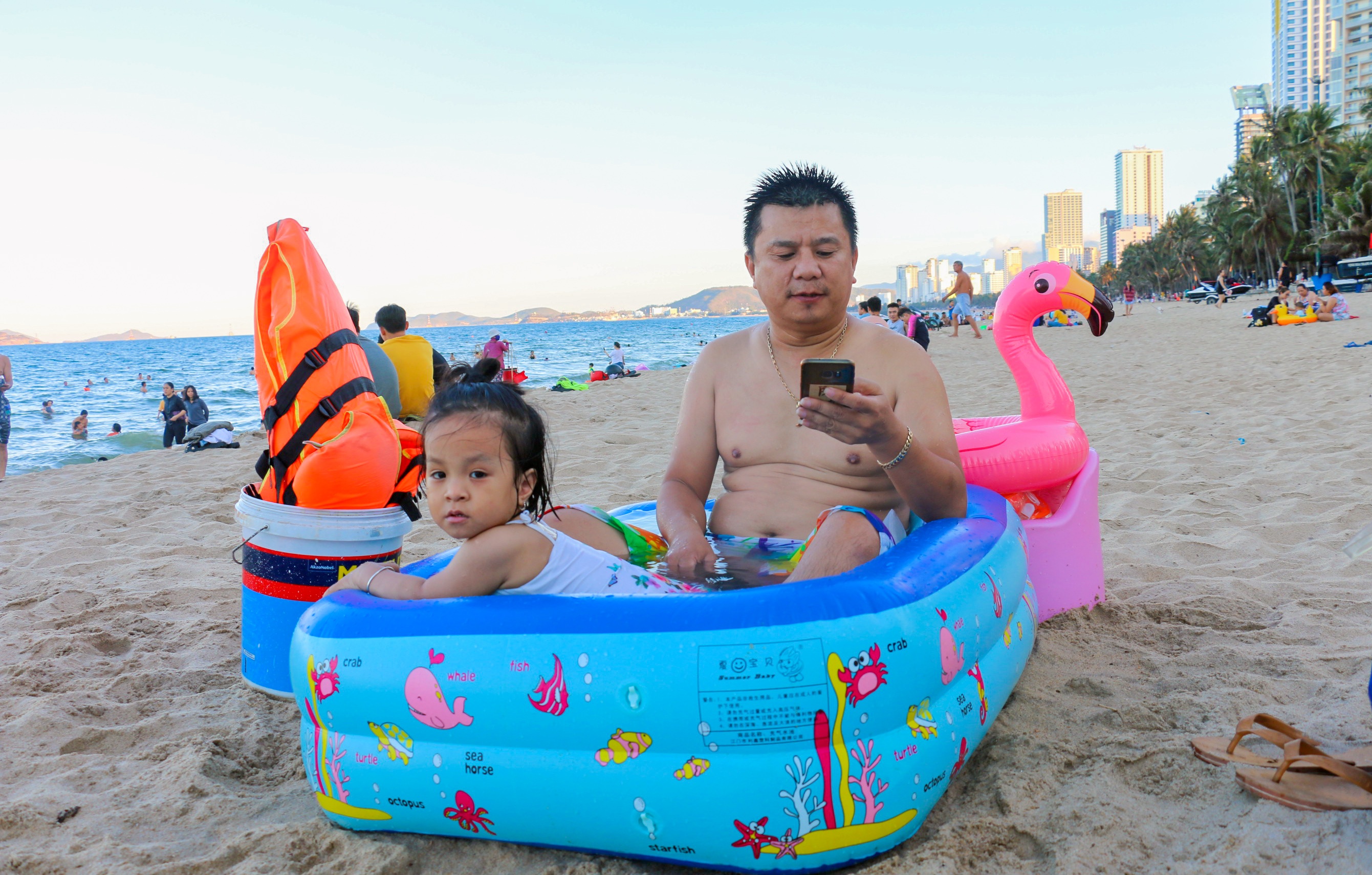 Bien Nha Trang ken kin nguoi tam anh 7