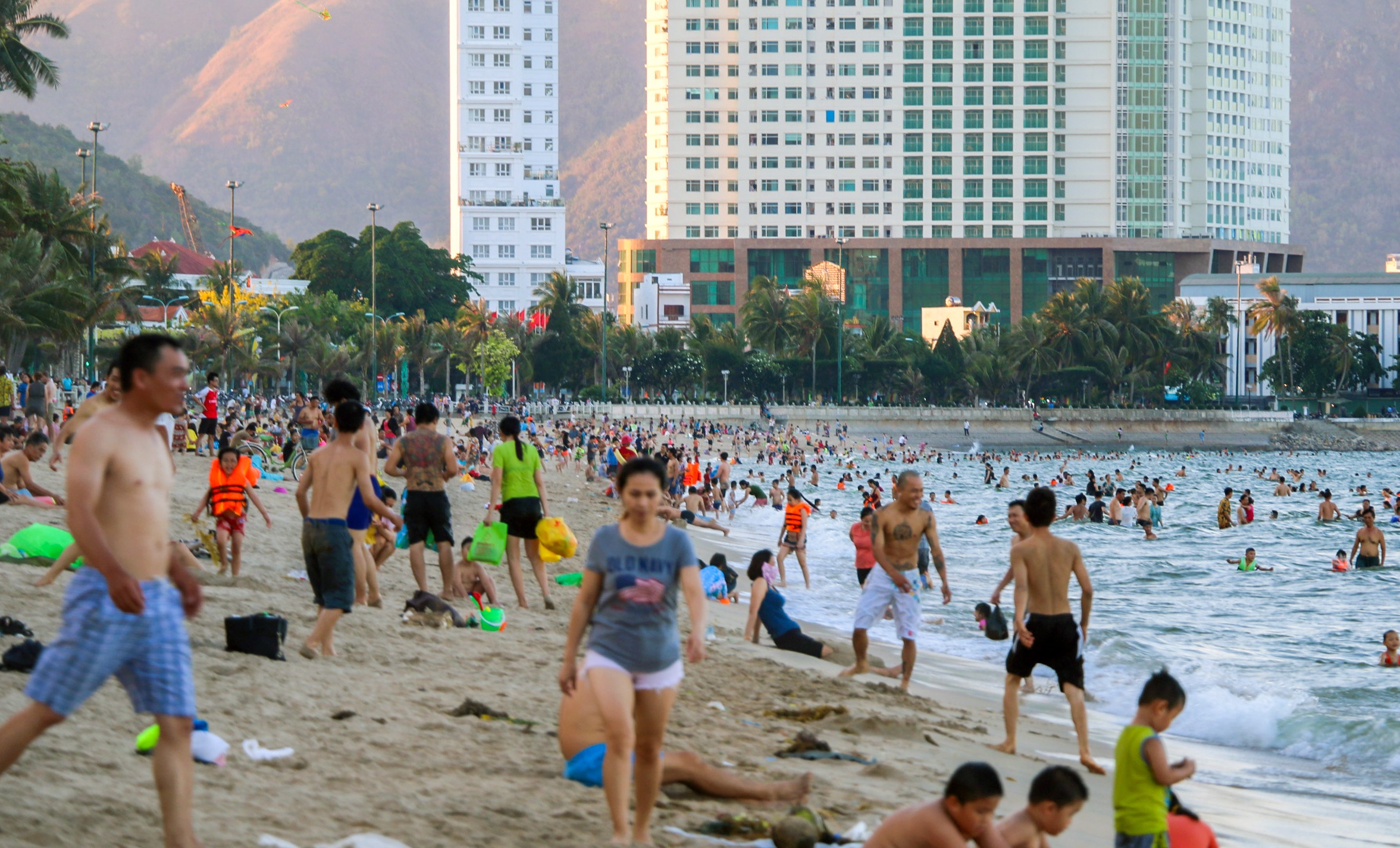 Nguoi dan Nha Trang thich thu khi duoc tam bien tro lai hinh anh