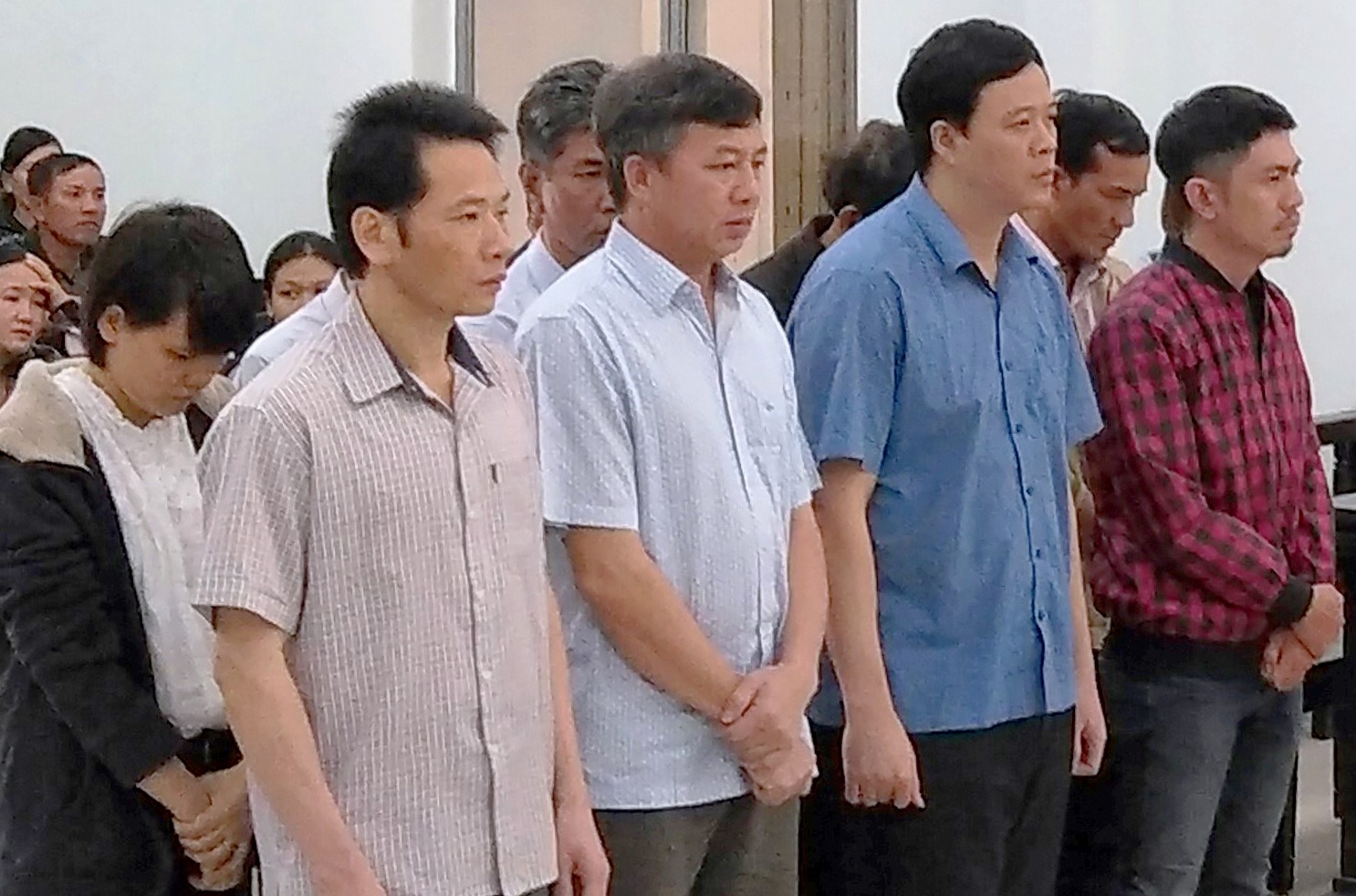 Giam doc cong ty thuy loi chong han tren giay duoc giam an hinh anh