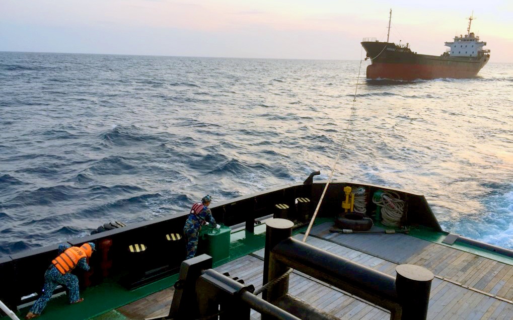 Lu doan tau ngam 189 cuu tau hang 5.000 tan troi dat tren bien hinh anh