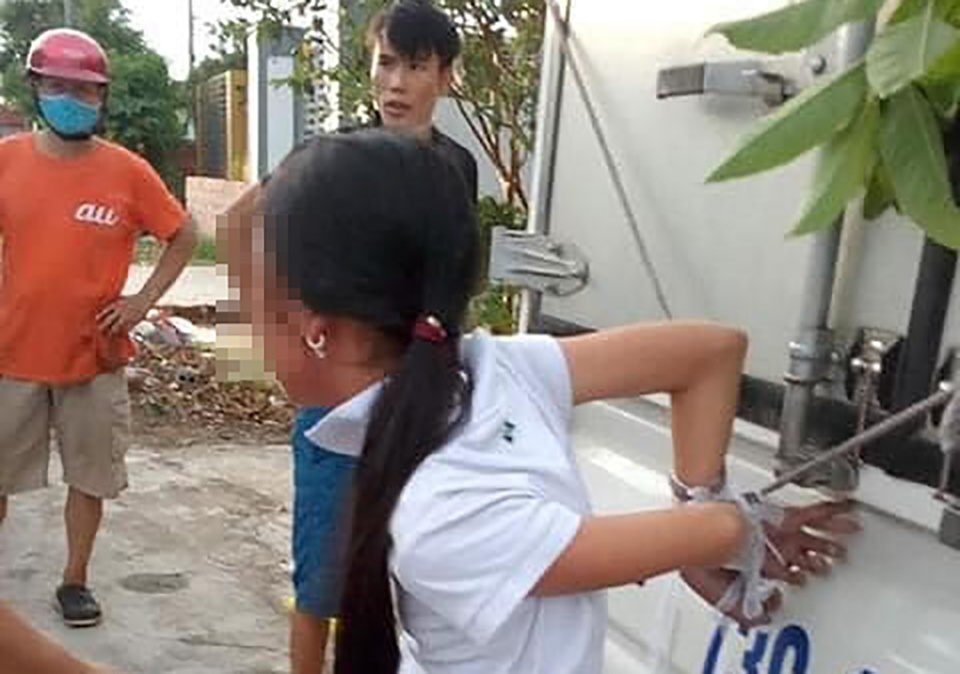 Mat tien, gia dinh troi chau gai 12 tuoi vao thung xe tai danh dap hinh anh