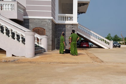 Uong thuoc sau roi tu tu o tru so toa an tinh Binh Phuoc hinh anh