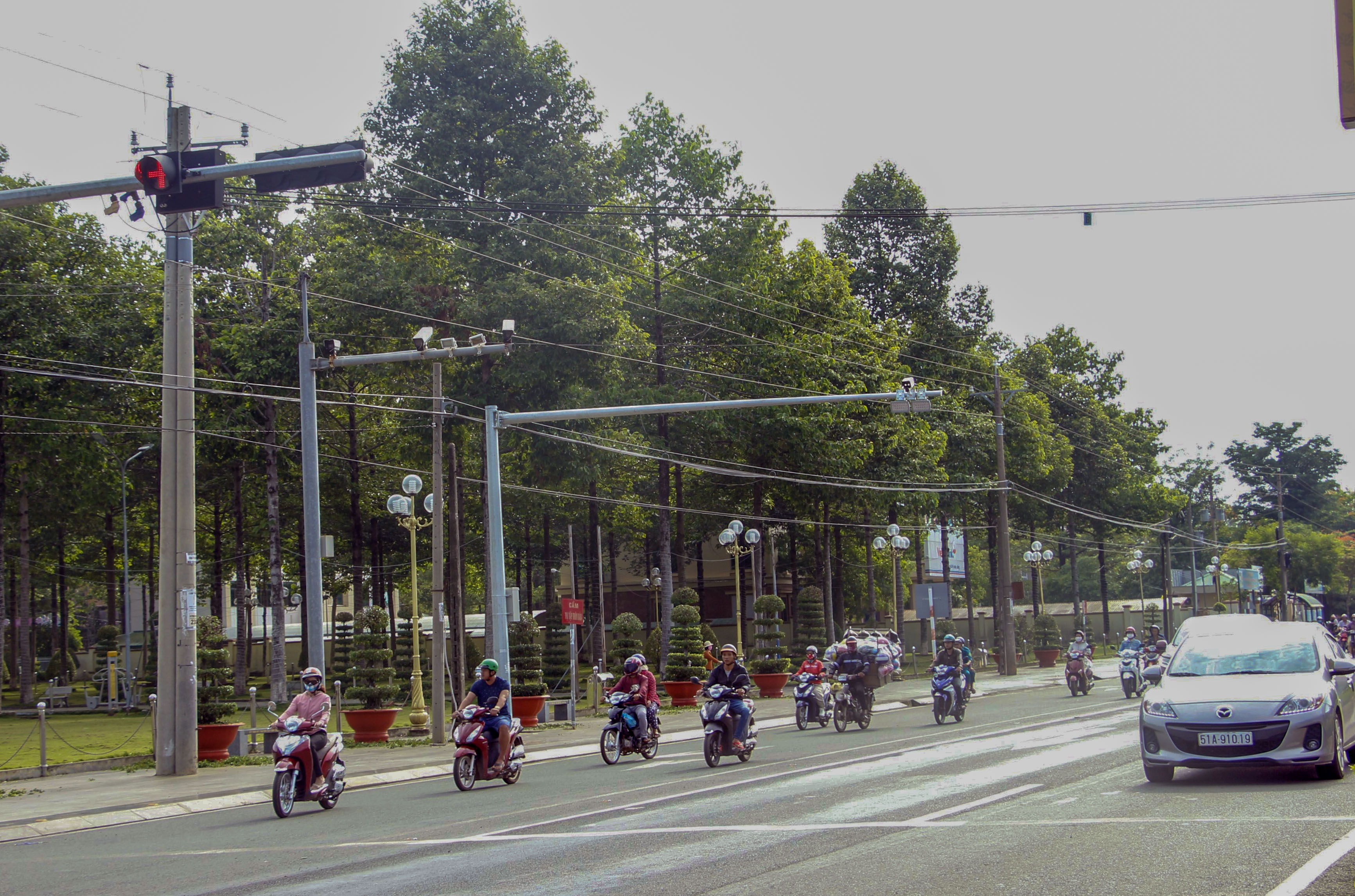 Xe bien xanh vuot den do o Binh Phuoc anh 1