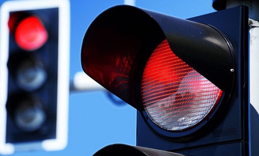 Hang loat xe bien xanh o Binh Phuoc vuot den do, chay qua toc do hinh anh