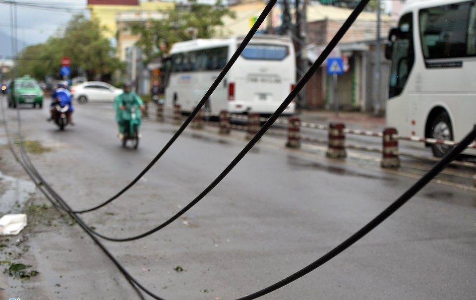 Hai nguoi bi dien giat tu vong khi chay xe tren quoc lo hinh anh