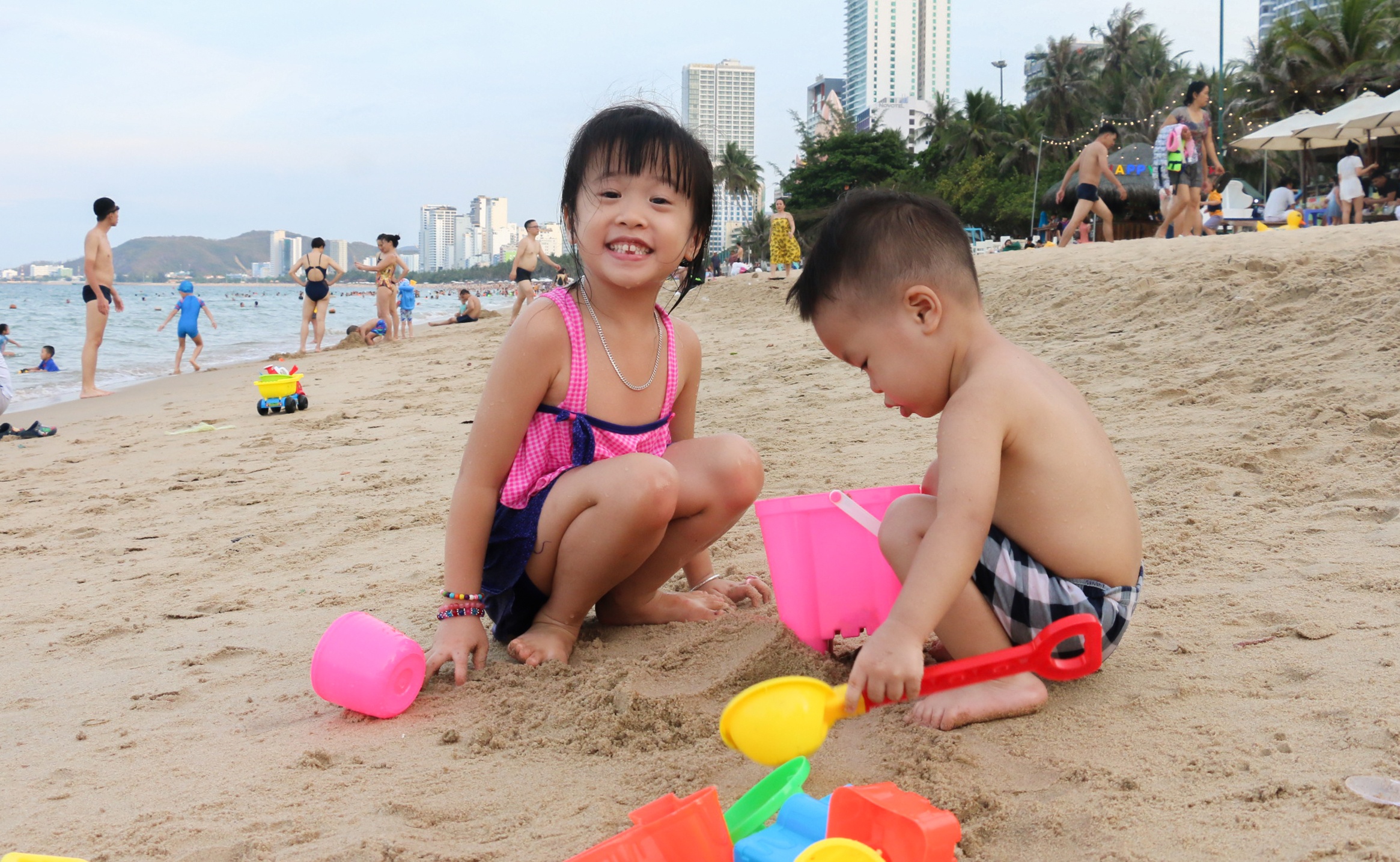 Bai bien Nha Trang dong nghit nguoi tam anh 11