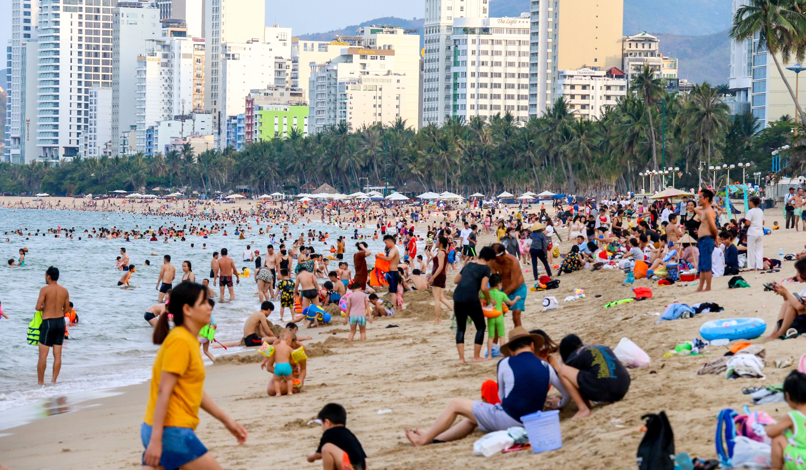 Bai bien Nha Trang dong nghit nguoi tam anh 1