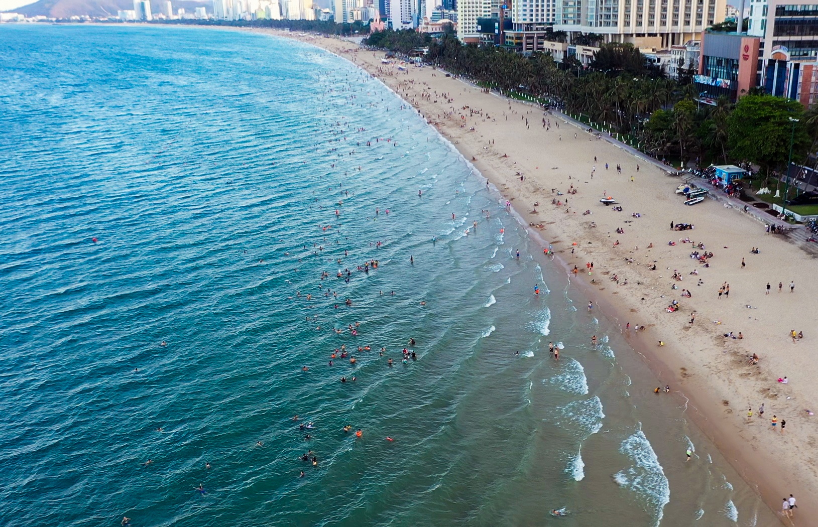 Bai bien Nha Trang dong nghit nguoi tam anh 2