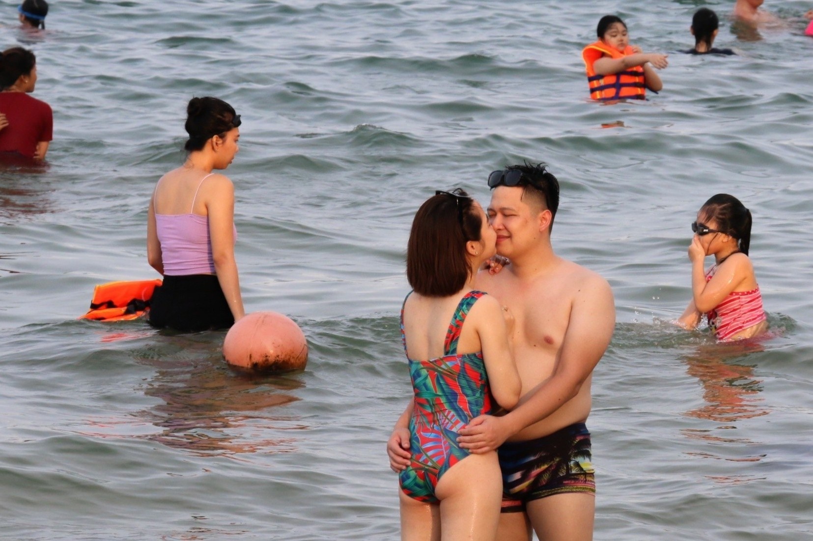 Bien Nha Trang dong nghit du khach tam giai nhiet hinh anh