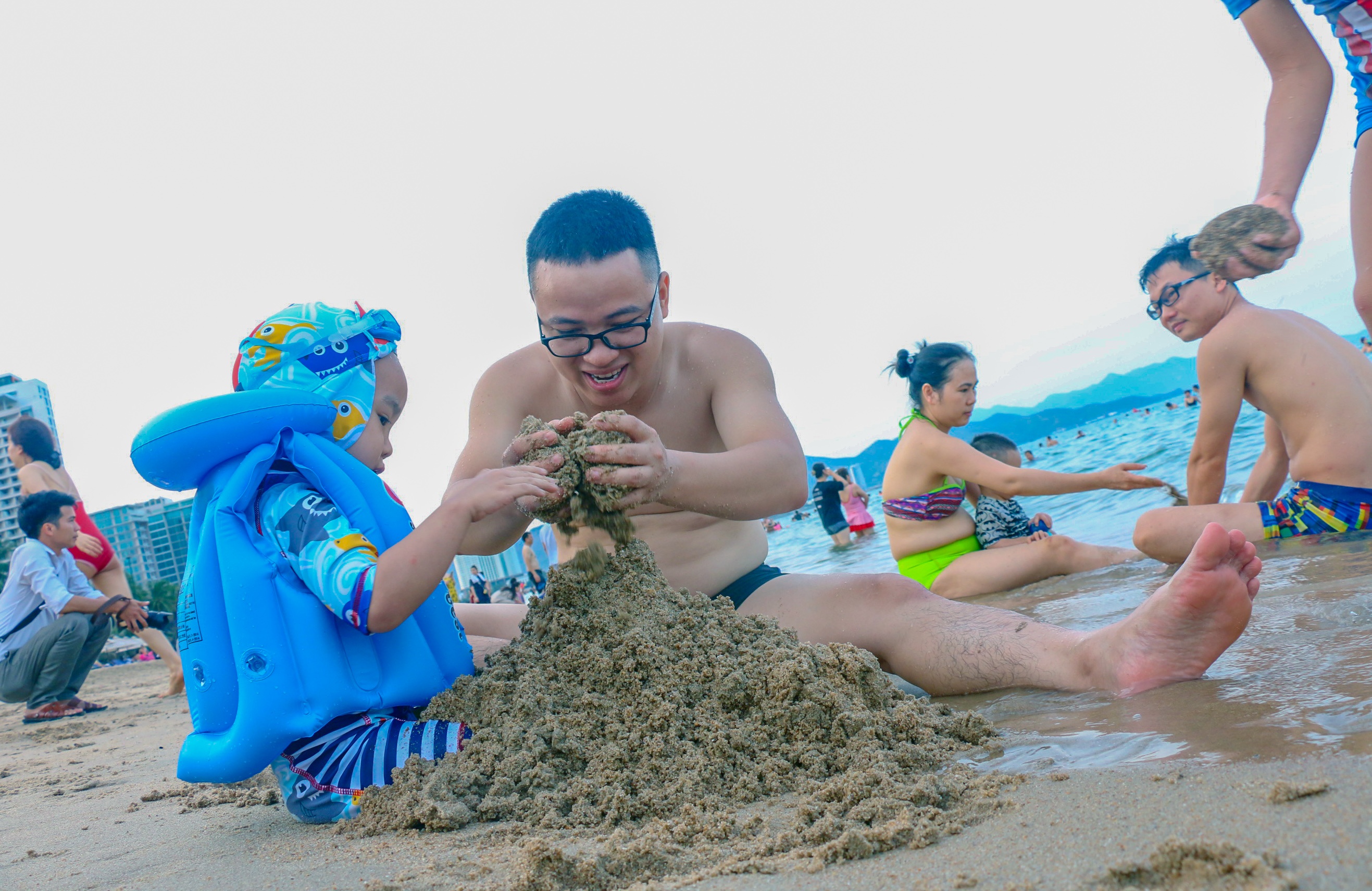 Bai bien Nha Trang dong nghit nguoi tam anh 10