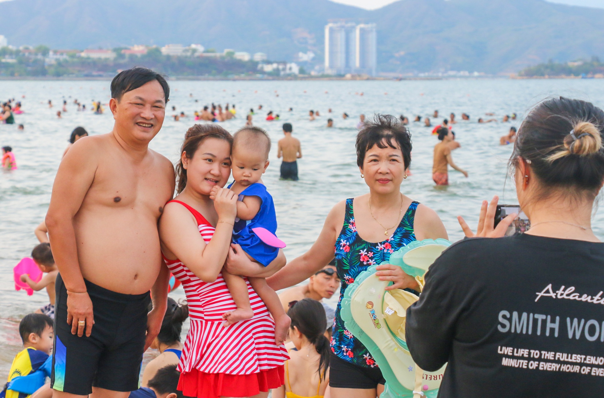 Bai bien Nha Trang dong nghit nguoi tam anh 9
