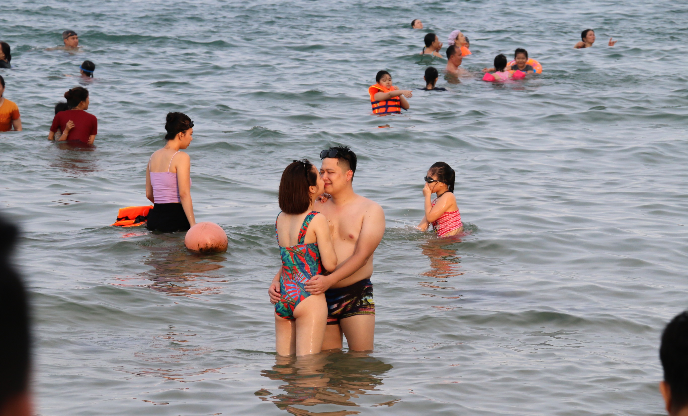 Bien Nha Trang dong du khach tro lai hinh anh