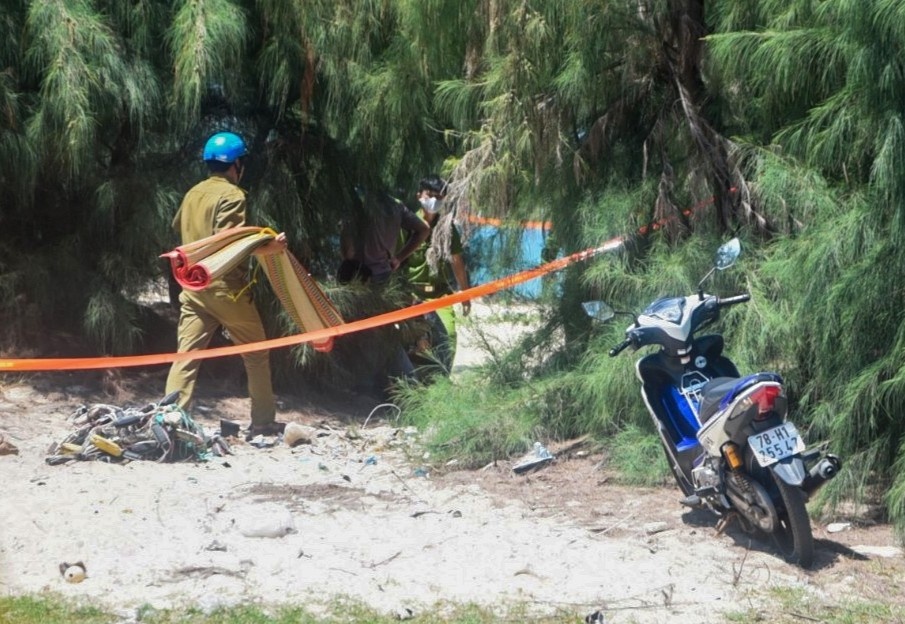 Thi the be gai 13 tuoi nam giua rung phi lao hinh anh