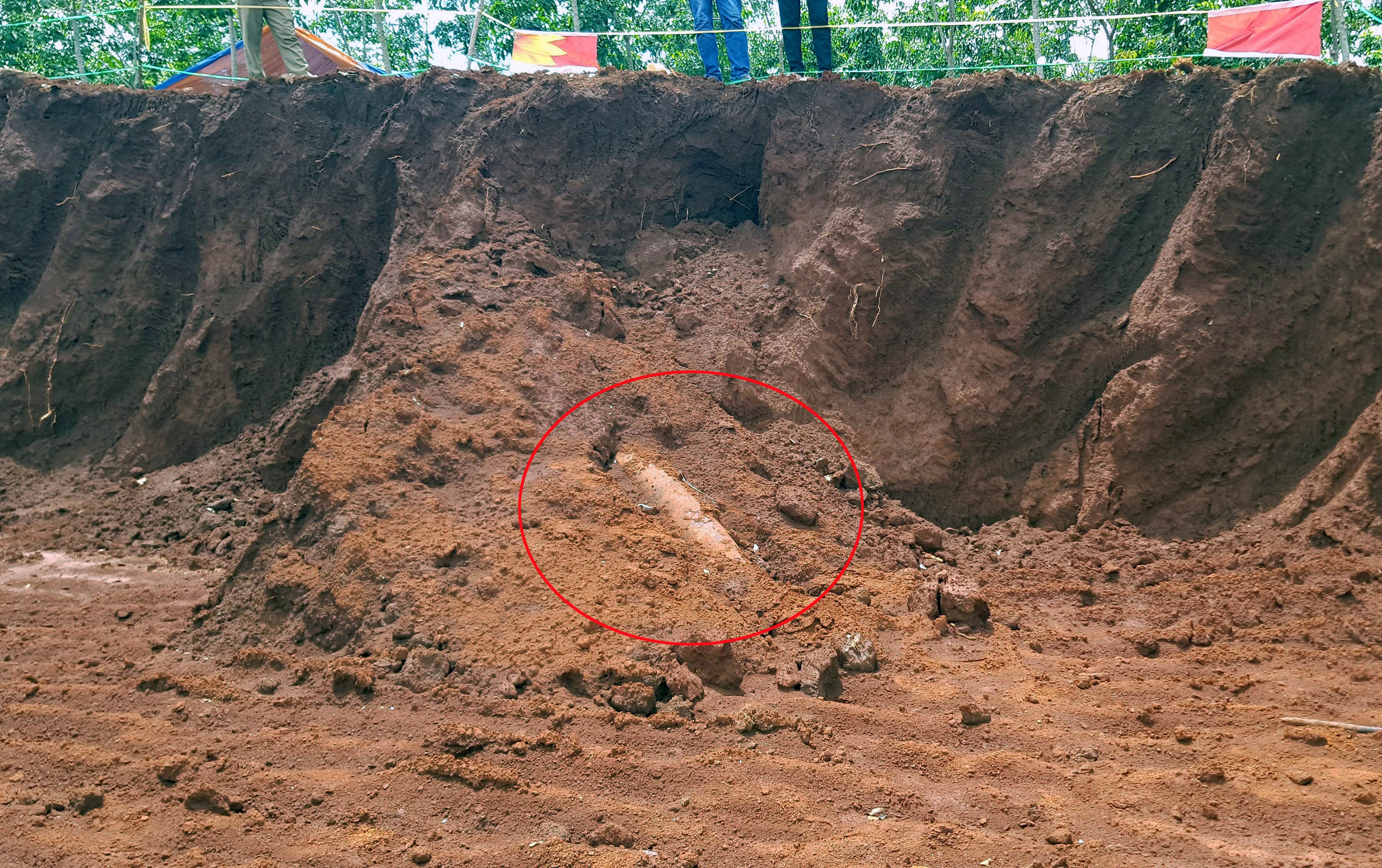 Cong nhan dao trung qua bom dai 2 met hinh anh