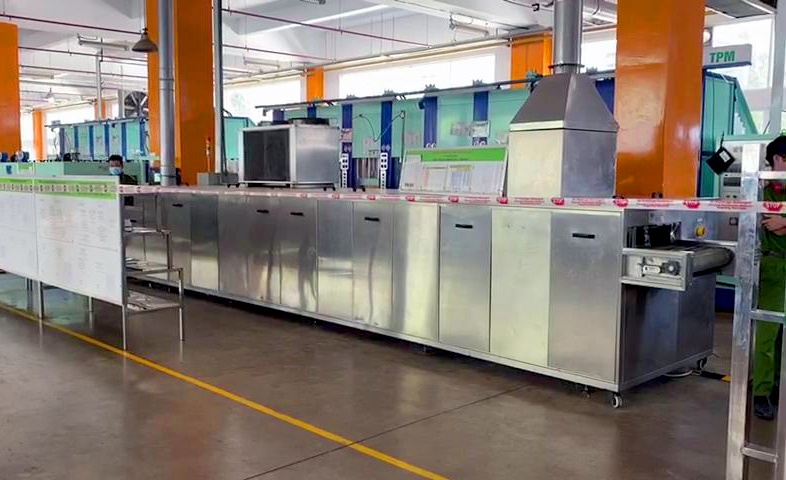 Tho dau vao may dong de giay, mot cong nhan tu vong hinh anh