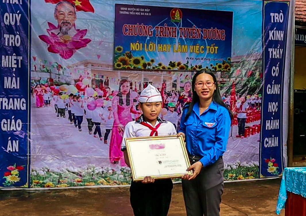 Hoc sinh lop 5 tra lai 50 trieu o Binh Phuoc anh 1