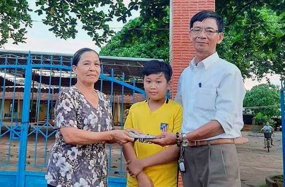Khen thuong hoc sinh lop 5 tra lai 50 trieu dong nhat duoc hinh anh