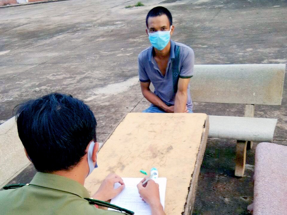 9X vuot bien de tron cach ly bi phat 5 trieu dong hinh anh