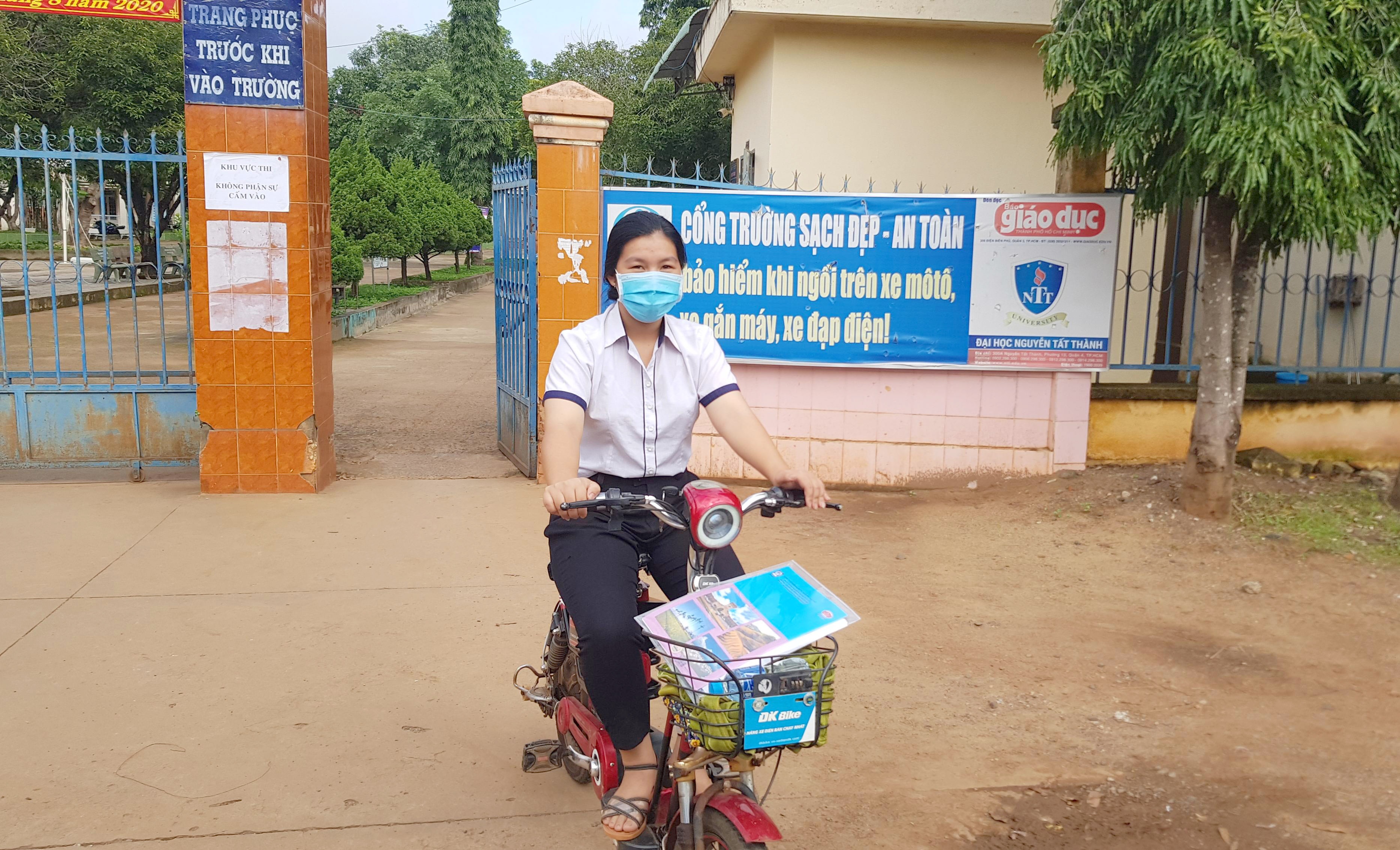 Nham hoc sinh gioi duoc mien thi, giam thi o Binh Phuoc bi ky luat hinh anh