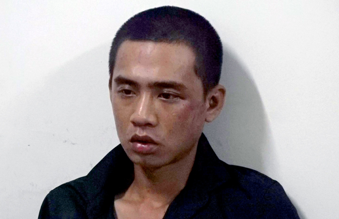 Thanh nien dung keo khong che be trai hinh anh