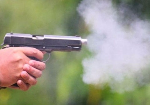 Nhan vien quan ca phe bi ban trong thuong hinh anh