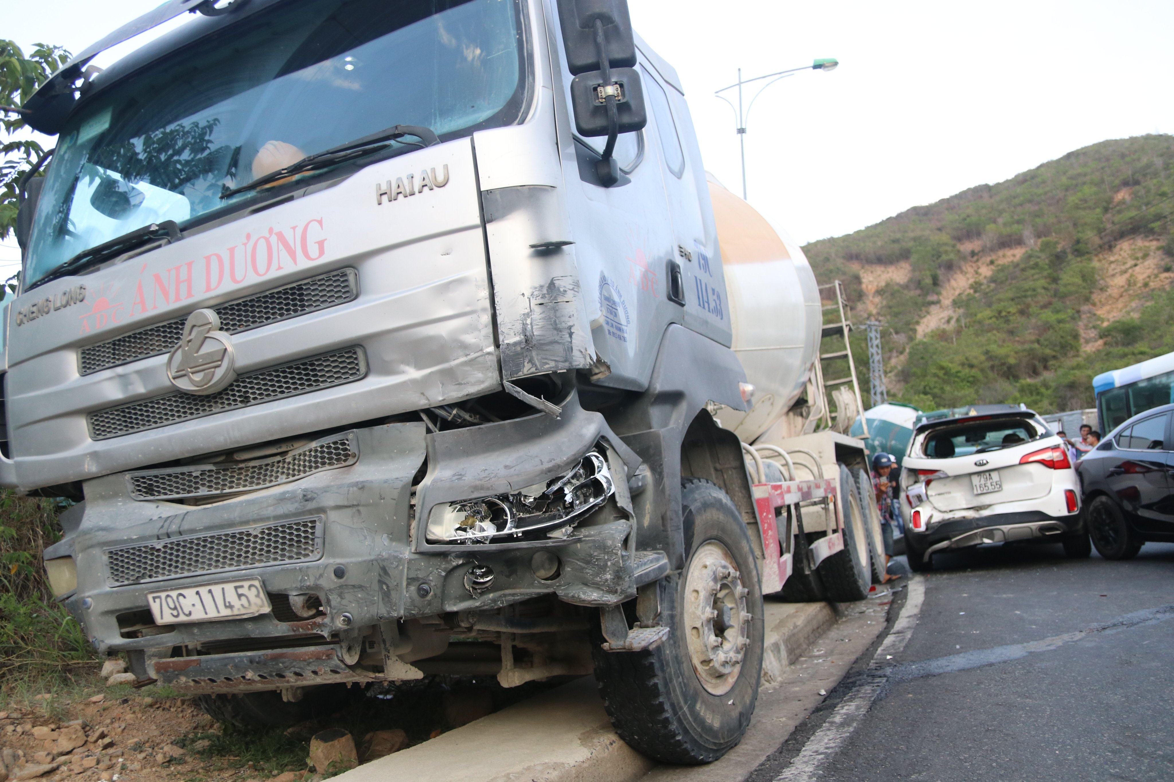 Xe bon tong lien hoan 8 oto hinh anh