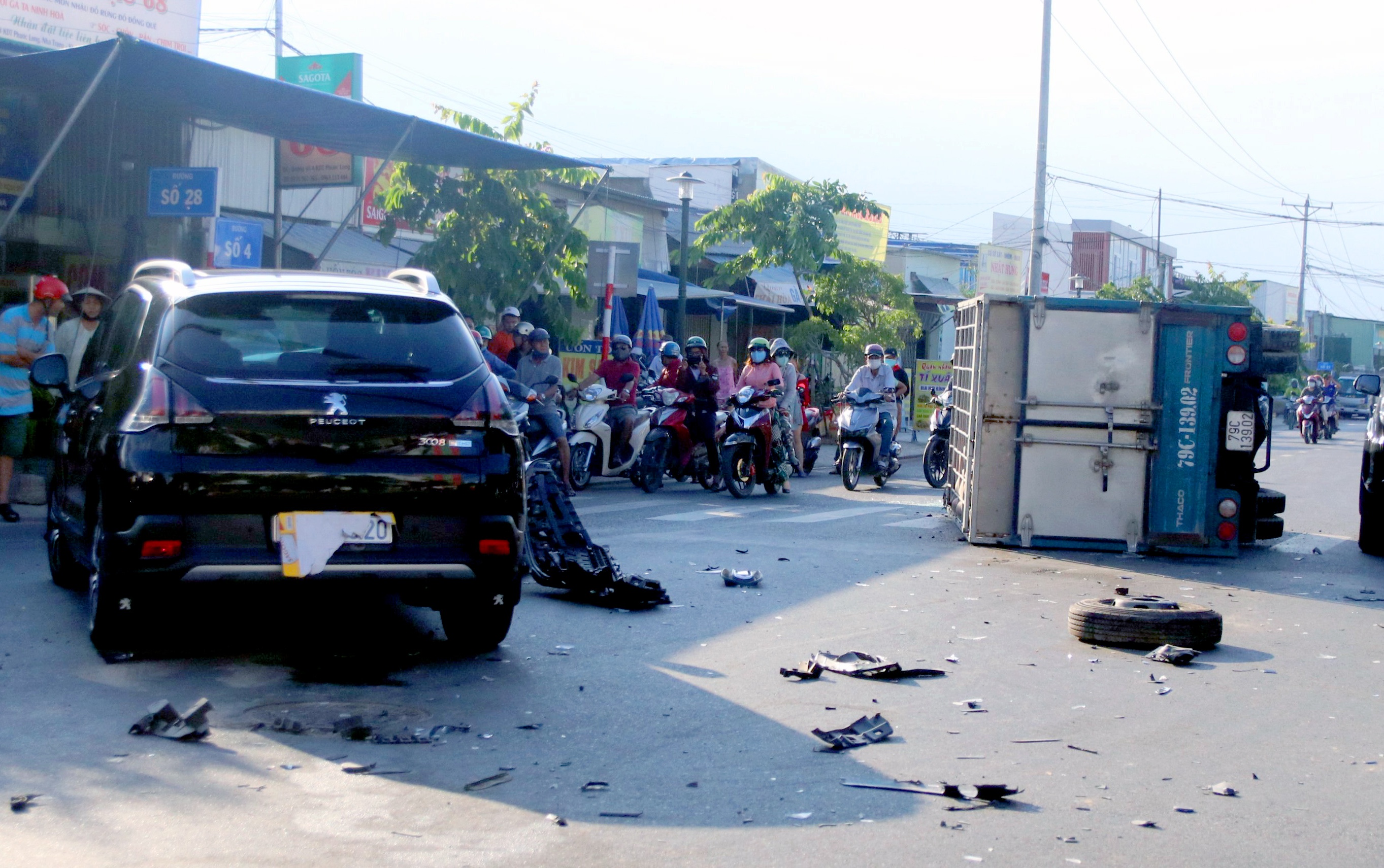 Hai xe ôtô tông nhau ở Nha Trang ảnh 1 Hai xe oto tong nhau o Nha Trang anh 1