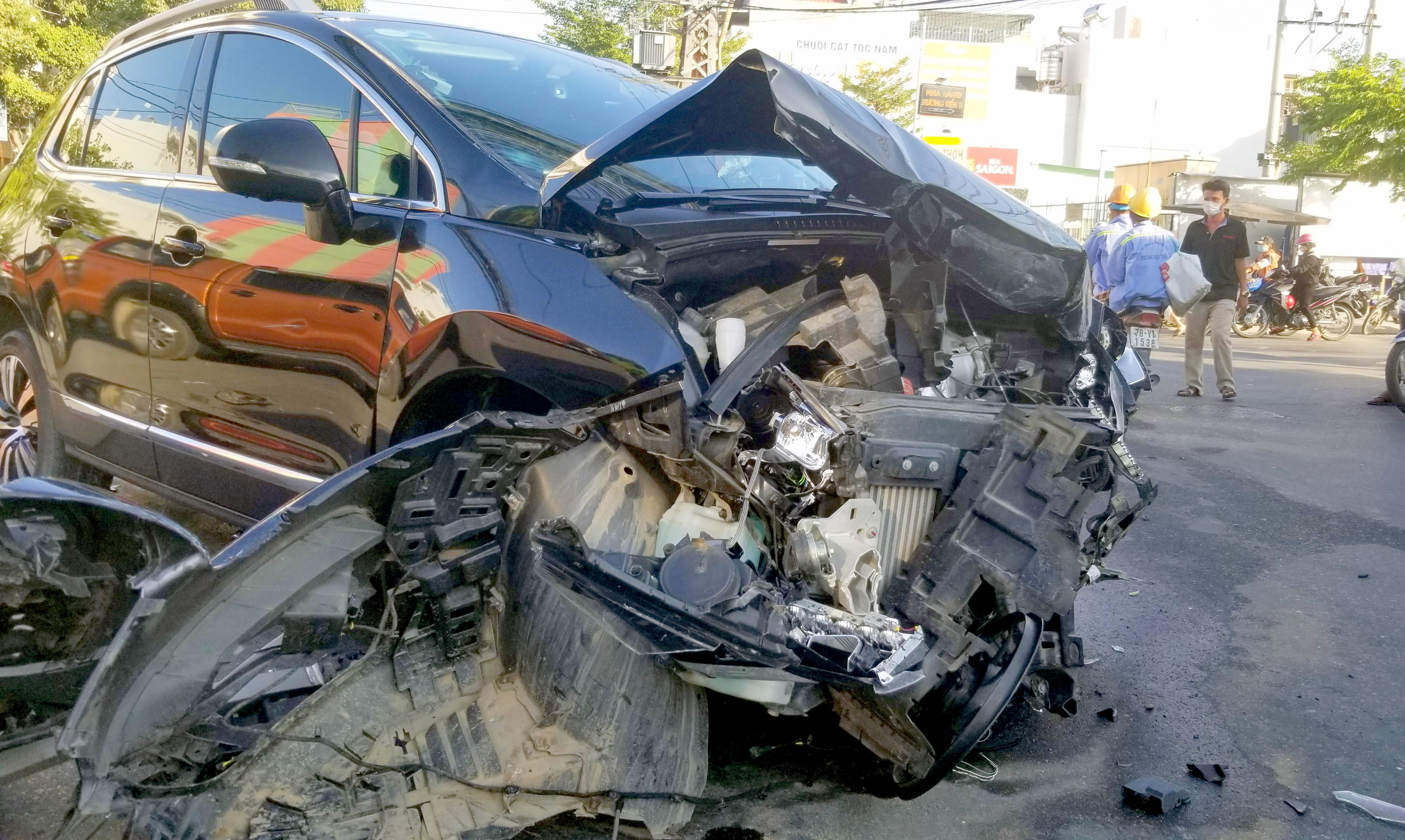 Oto Peugeot nat dau sau va cham voi xe cho heo hinh anh